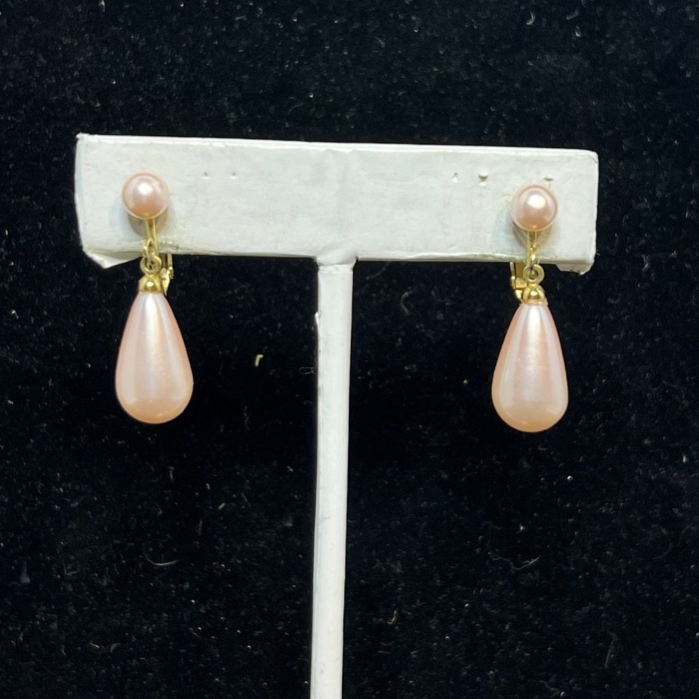Vintage Gold Tone Faux Pink Pearl Screw Hinged Clip On Earrings (3518)